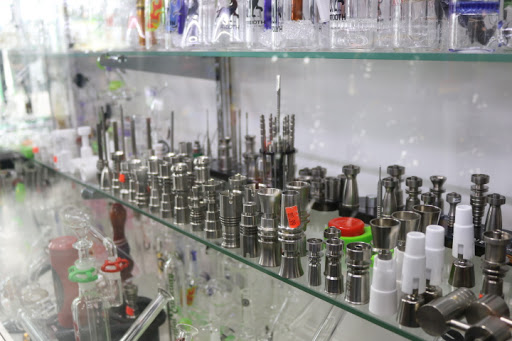 Tobacco Shop «The Hub Smoke Shop & Gifts», reviews and photos, 6410 N Oak Trafficway, Kansas City, MO 64118, USA