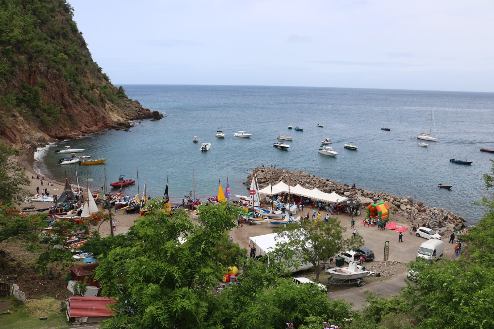 Foto di Petites Anses Beach con una superficie del sabbia luminosa