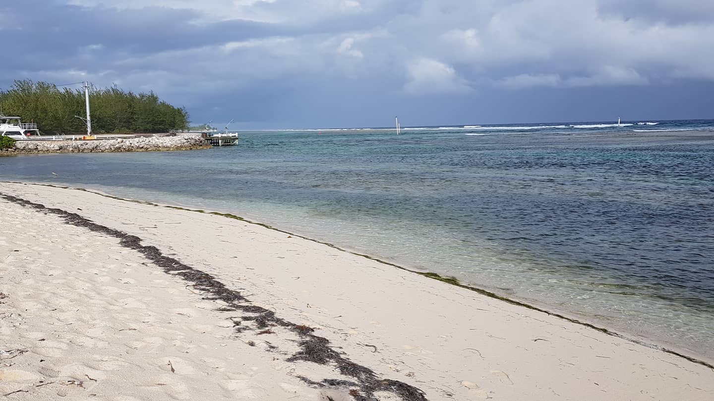 Zdjęcie Cayman Brac beach z powierzchnią beżowy piasek