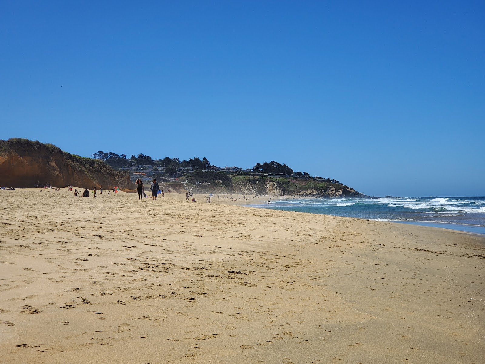 Photo of Montara Beach with turquoise water surface