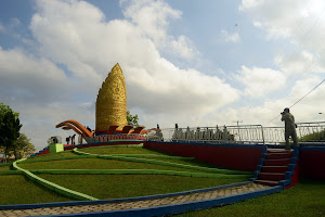 Taman Tugu Kopiah dan Patung Pengantin image