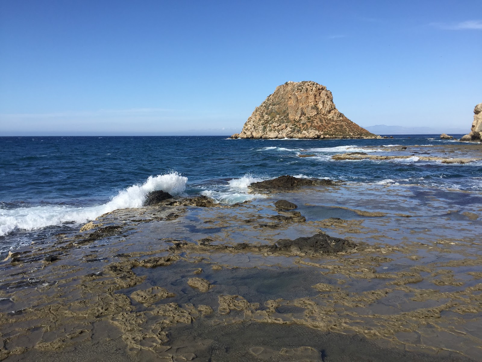 Kumlu Deniz Beach'in fotoğrafı geniş bir kıyı şeridi ile birlikte
