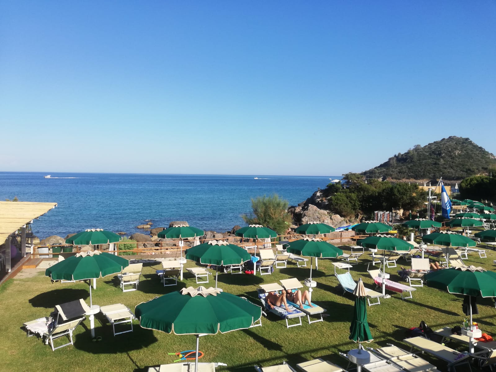 Foto di Riva del Marchese Beach Club sorretto da scogliere