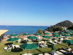Foto di Riva del Marchese Beach Club sorretto da scogliere