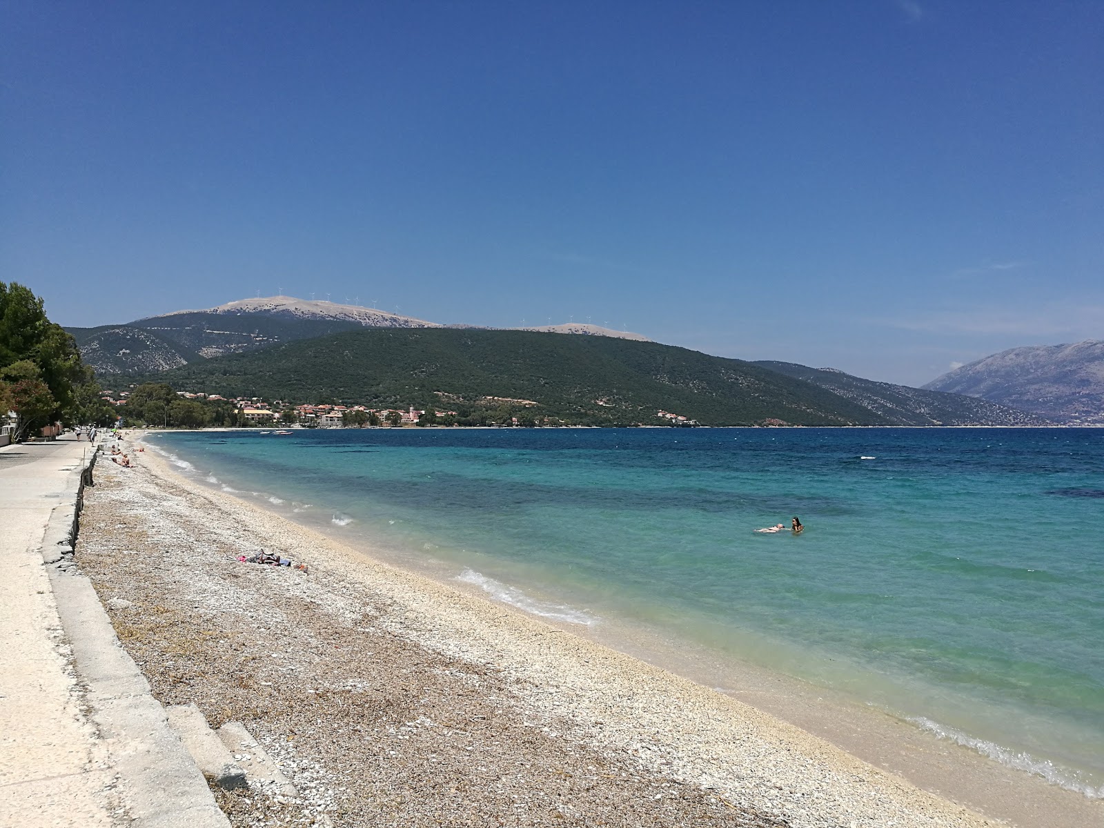 Foto di Karavomilos beach con parzialmente pulito livello di pulizia
