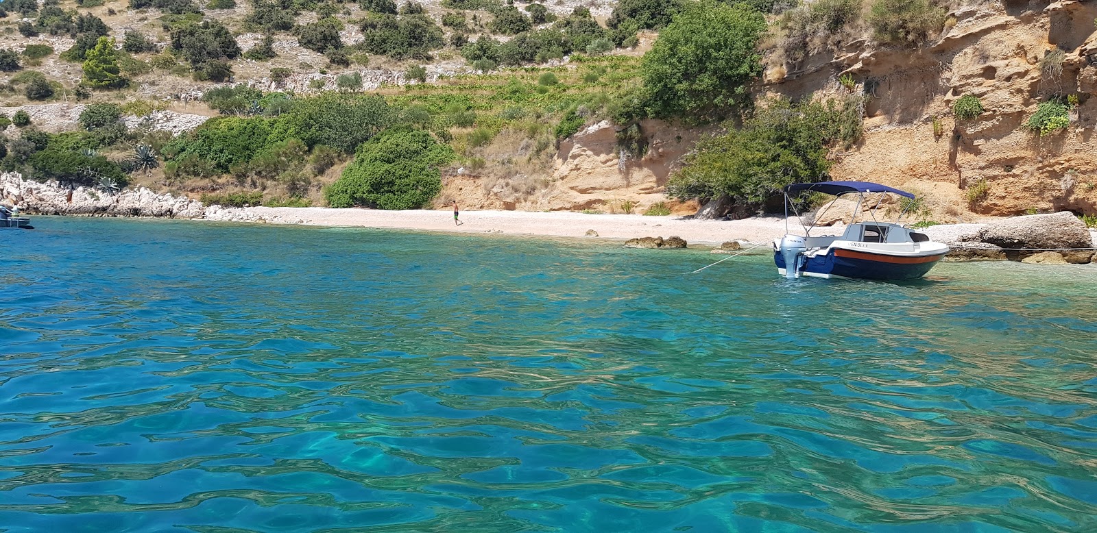 Foto di Veli Zagradac beach circondato da montagne