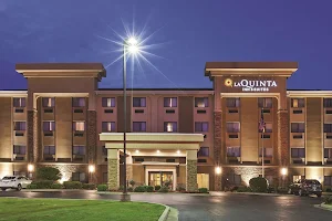 La Quinta Inn & Suites by Wyndham Midwest City - Tinker AFB image