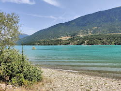 Foto von Plage Nord du Monteynard von Klippen umgeben