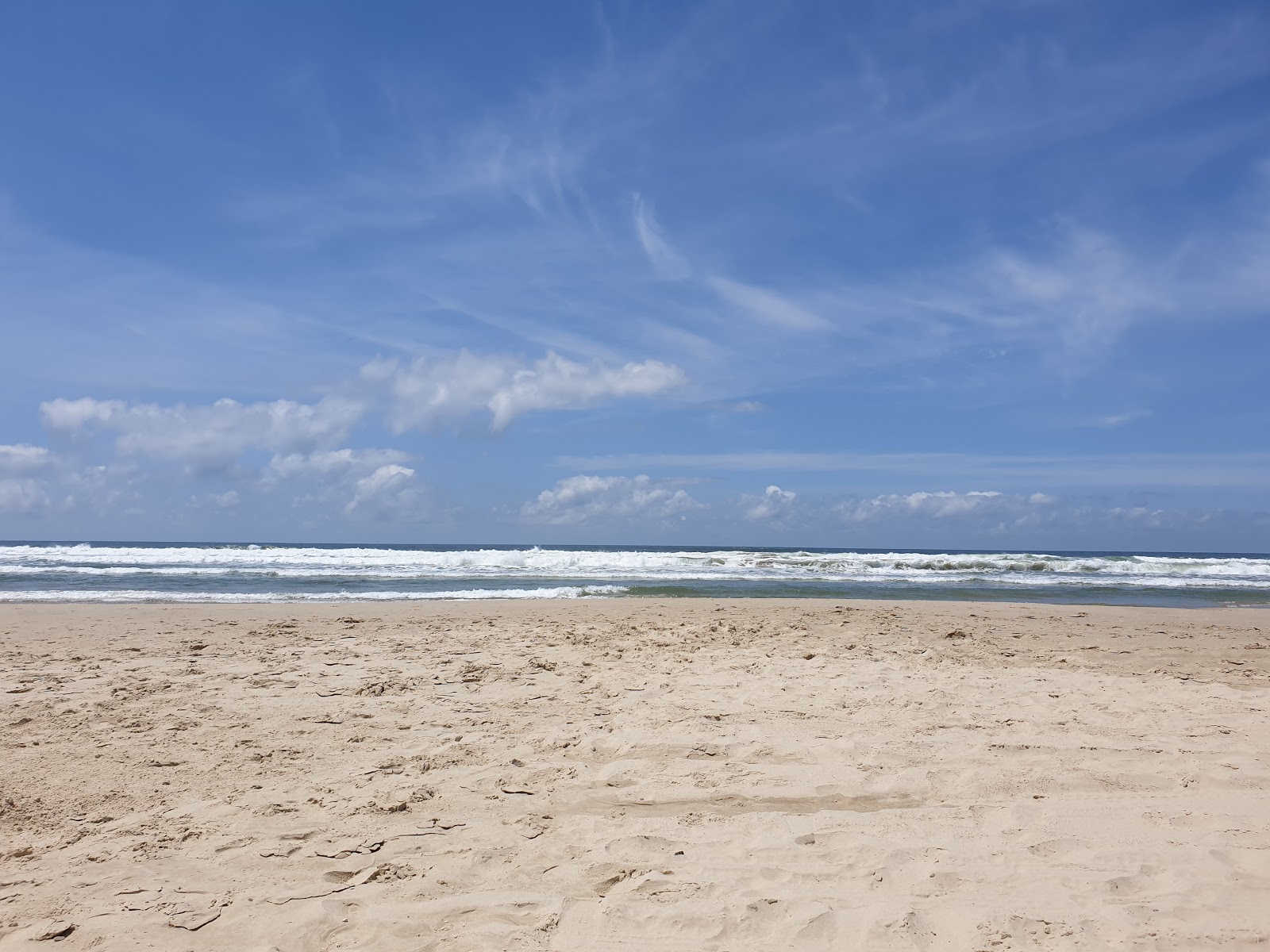 Foto van Praia do Camacho met helder fijn zand oppervlakte