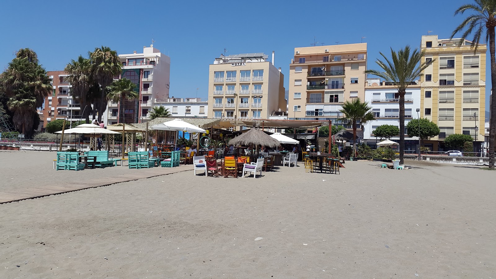 Photo de Playa de la Cala avec rivage droit, long