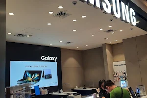 Samsung Experience Store - Plaza Atrium image