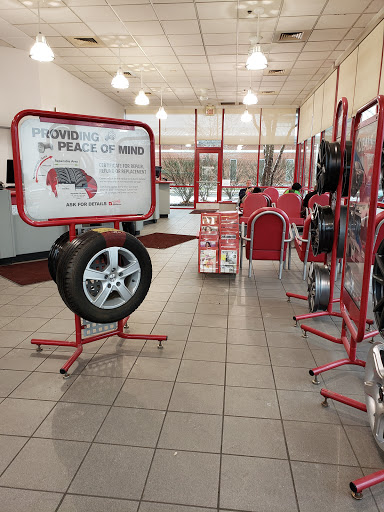 Tire Shop «Discount Tire Store - Auburn Hills, MI», reviews and photos, 200 Brown Rd, Auburn Hills, MI 48326, USA