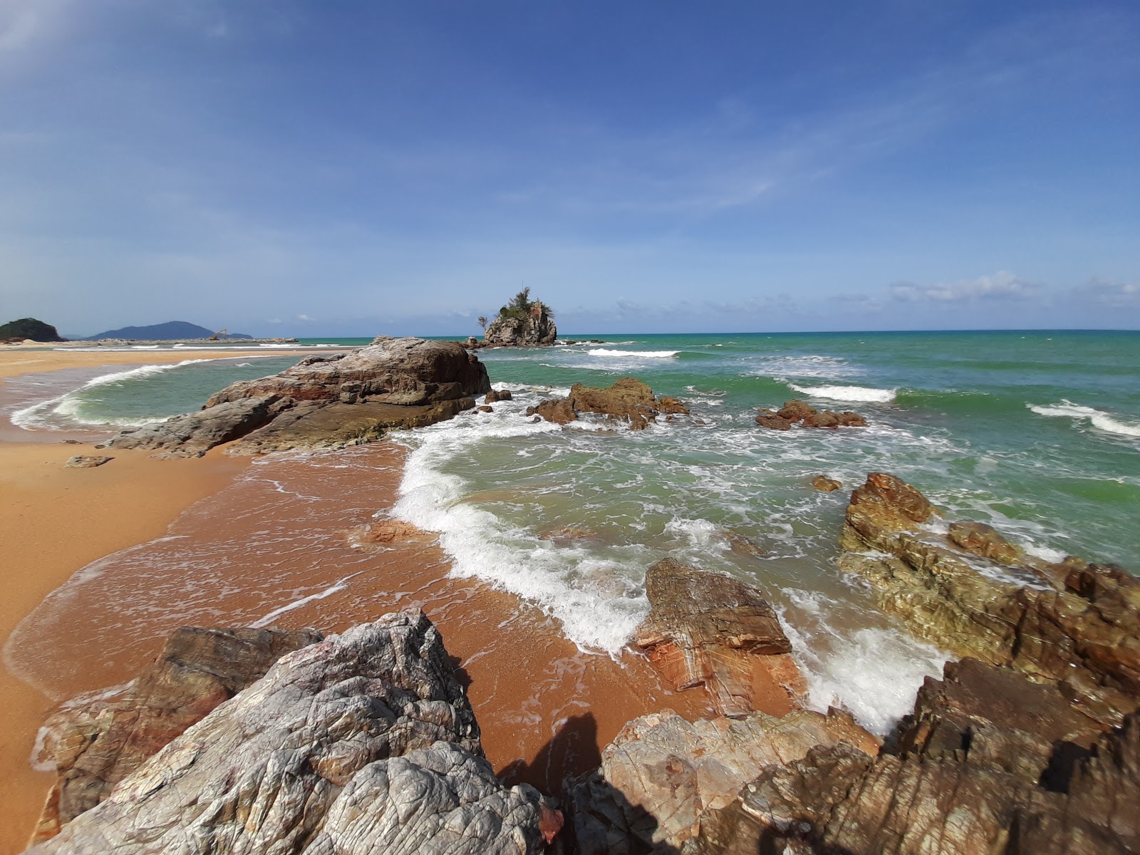 Fotografija Kemasik Beach z prostorni večplastni zalivi