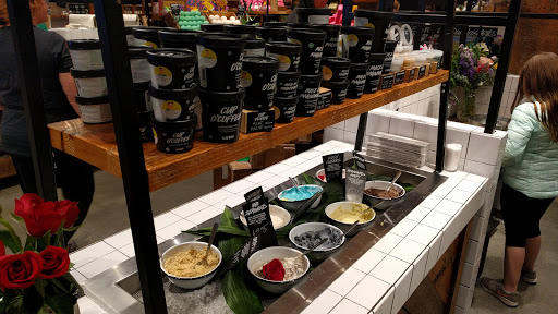 Cosmetics Store «LUSH Fresh Handmade Cosmetics», reviews and photos, 51 Oakbrook Center, Oak Brook, IL 60523, USA