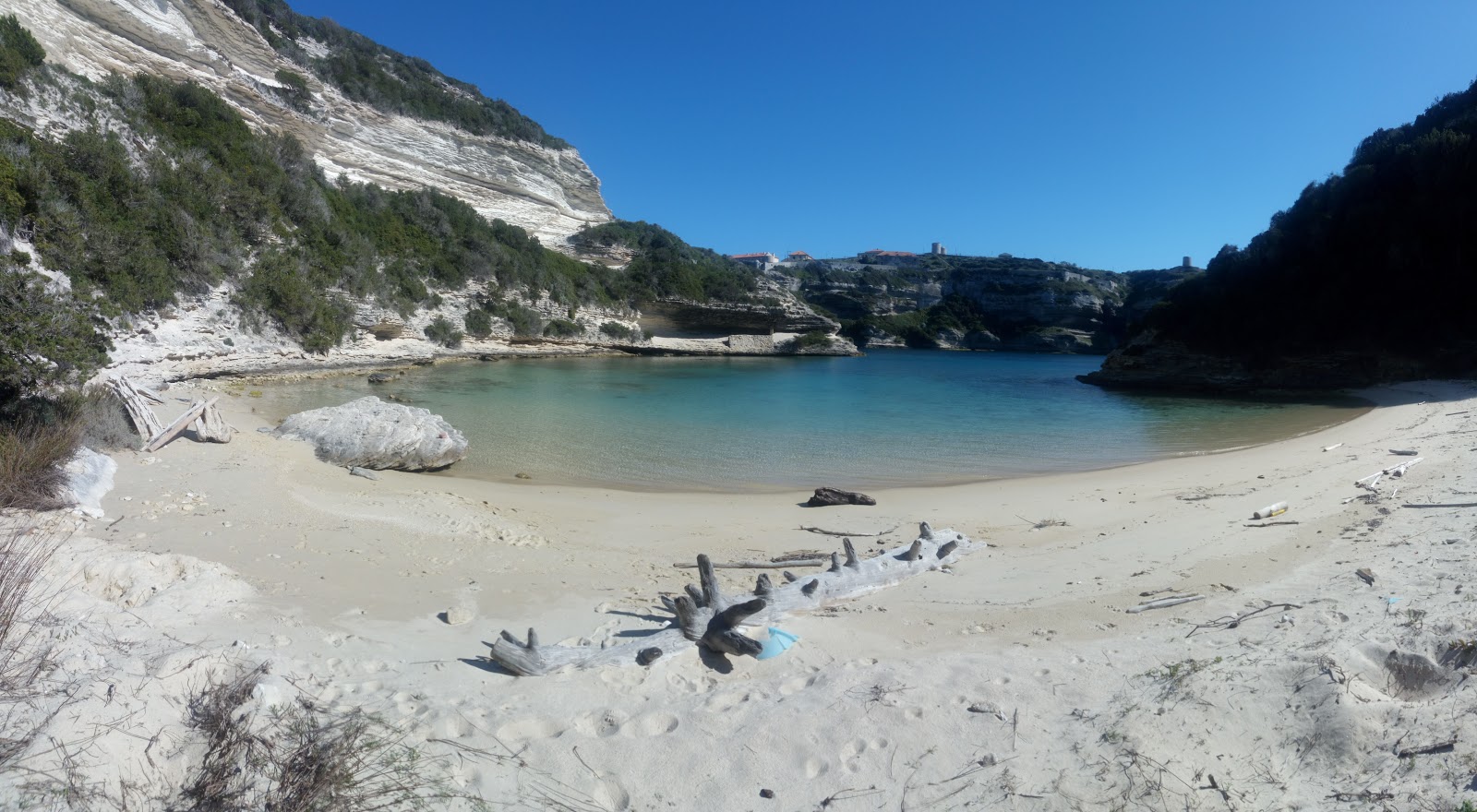Foto von Plage de l'Arinella umgeben von Bergen