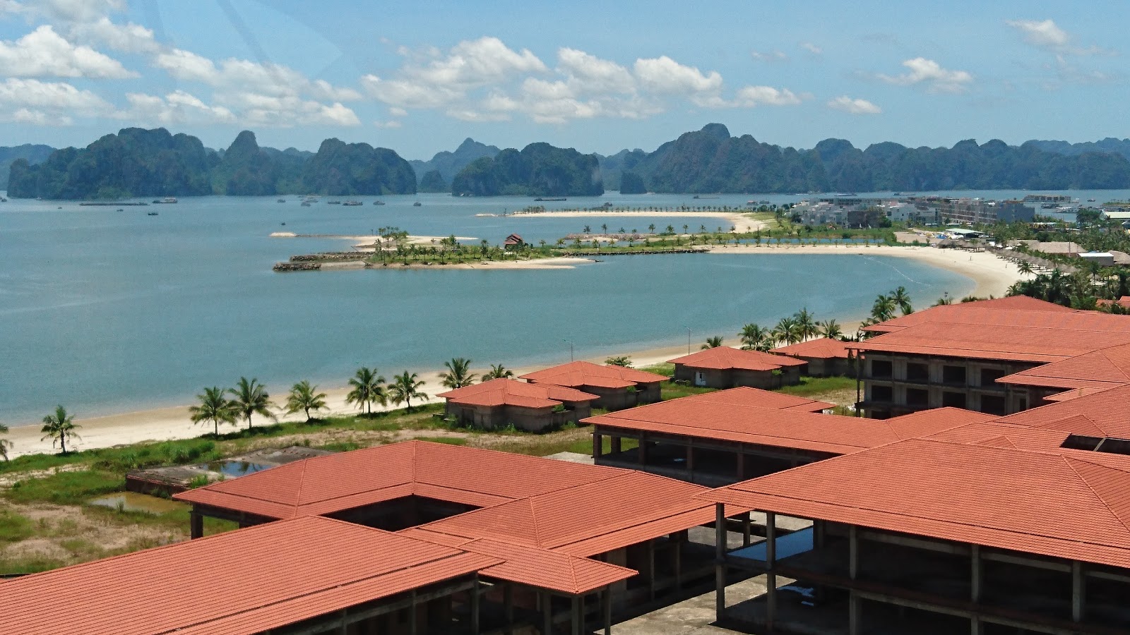 Valokuva Tuan Chau Resort beachista. sisältäen pitkä suora
