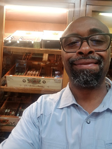 Cigar Shop «HUBBARD & STATE CIGAR SHOP», reviews and photos, 6 W Hubbard St, Chicago, IL 60610, USA