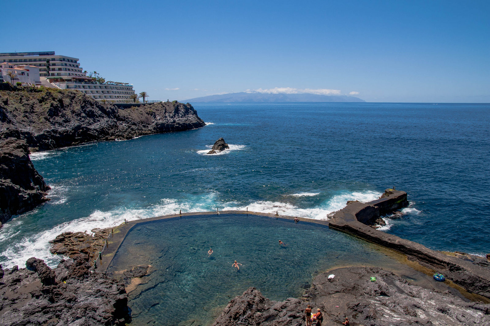 Foto von Piscina Natural Acantilado de Los Gigantes mit betonierte fläche Oberfläche