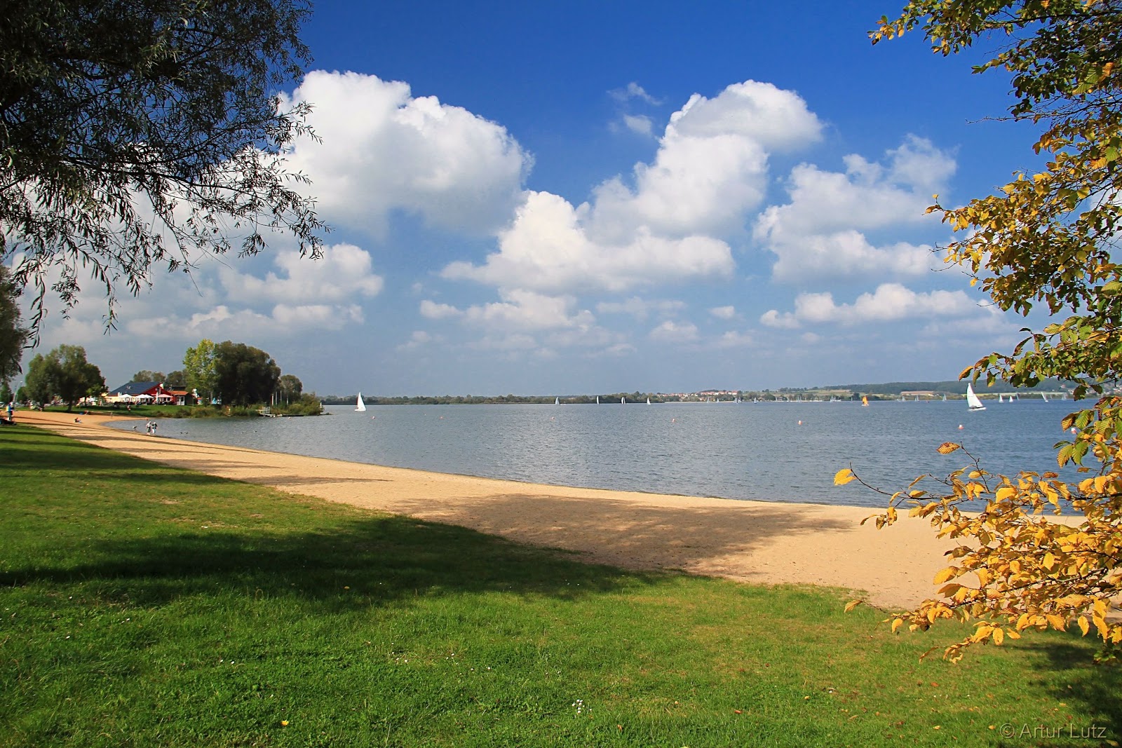 Foto von Sandstrand Altmuhlsee und die siedlung