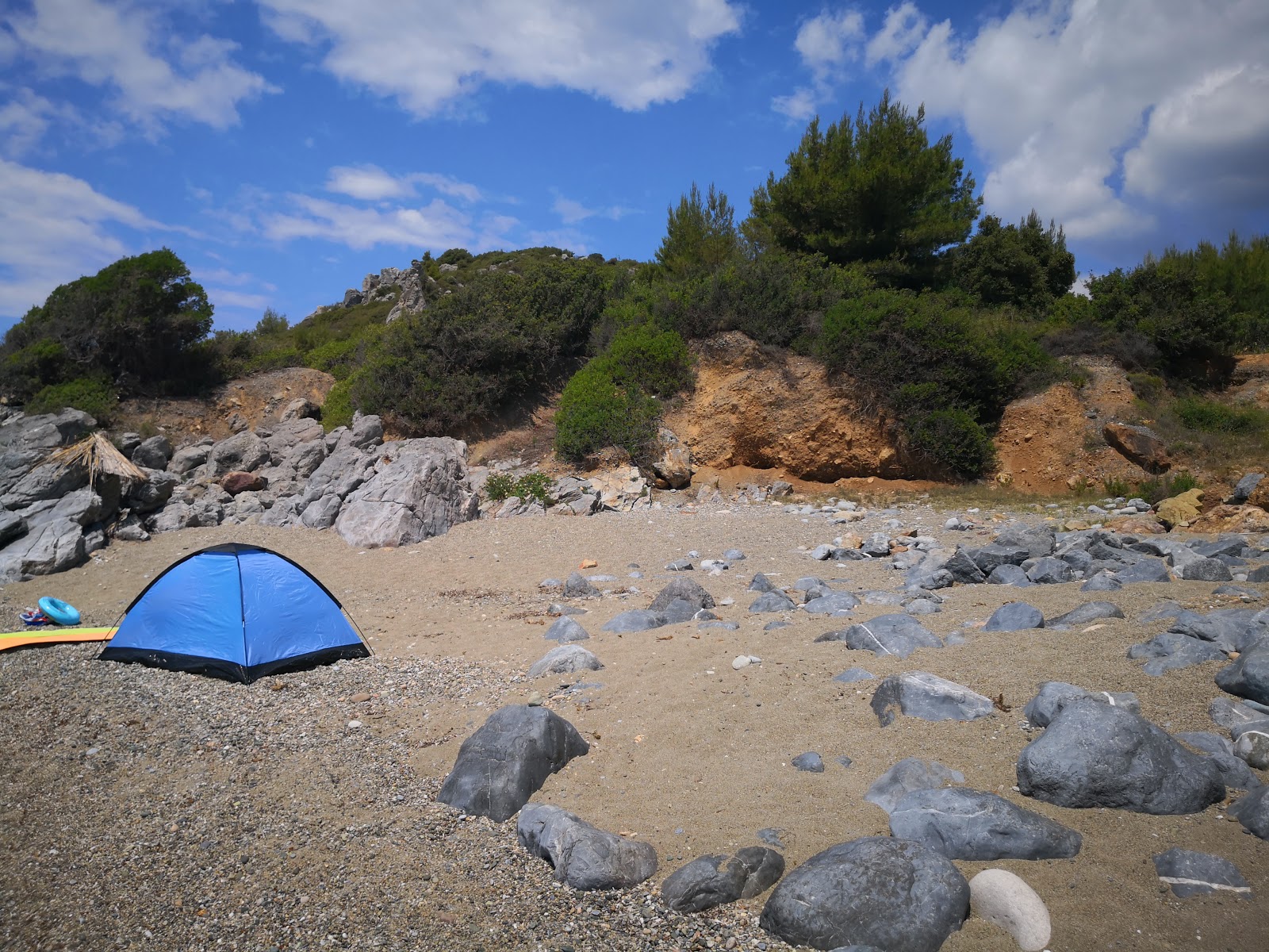 Foto von Pepples beach umgeben von Bergen