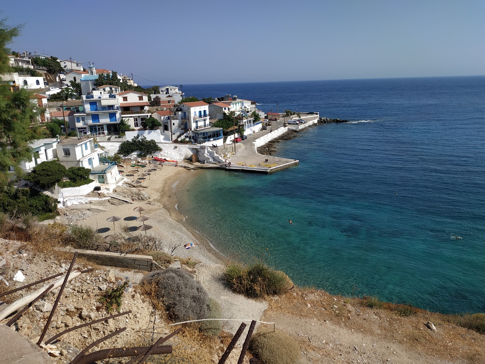 Armenistis beach II'in fotoğrafı küçük koy ile birlikte