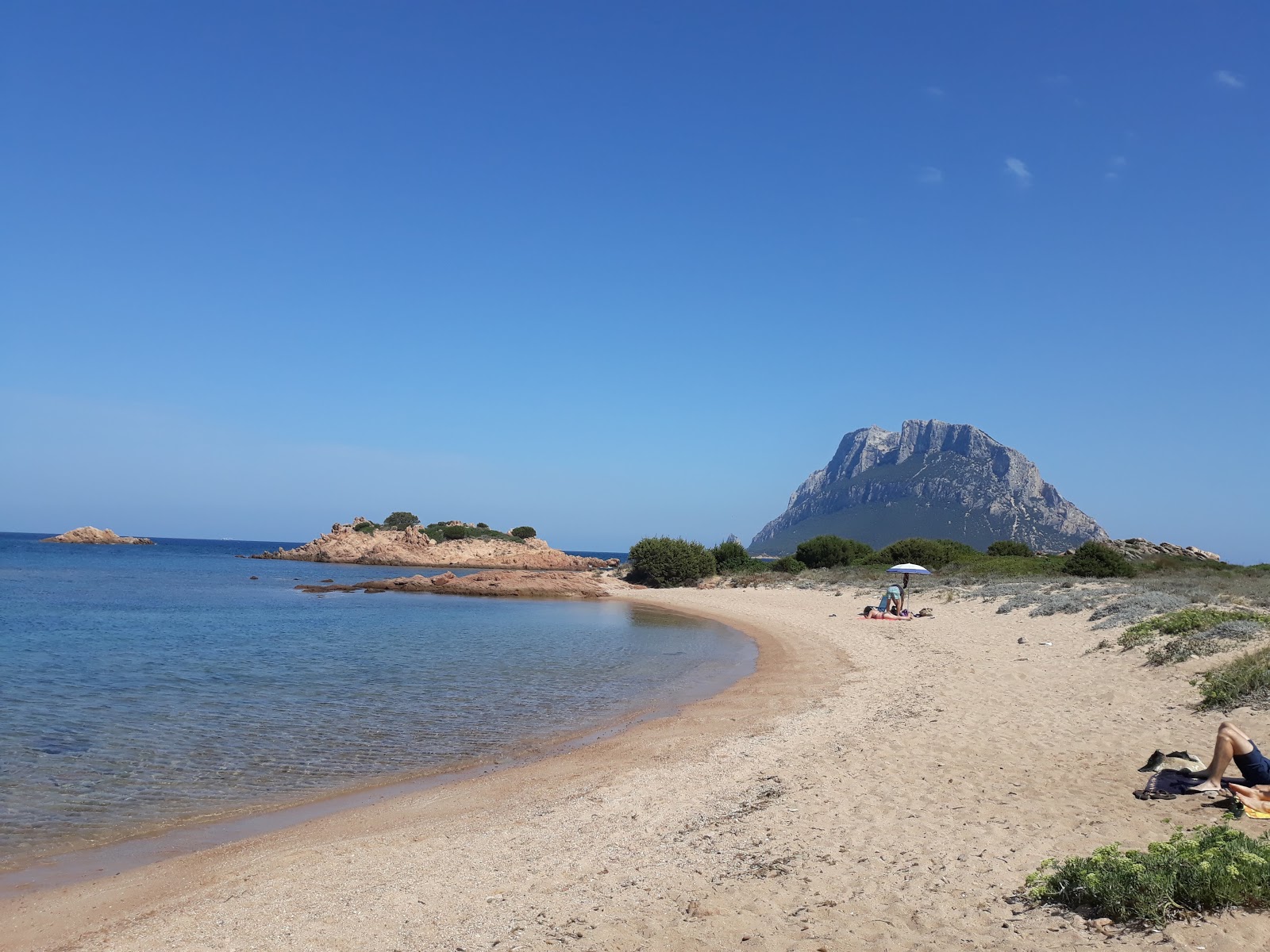 Foto von Spiaggia di Punta La Greca mit schwarzer sand & kiesel Oberfläche