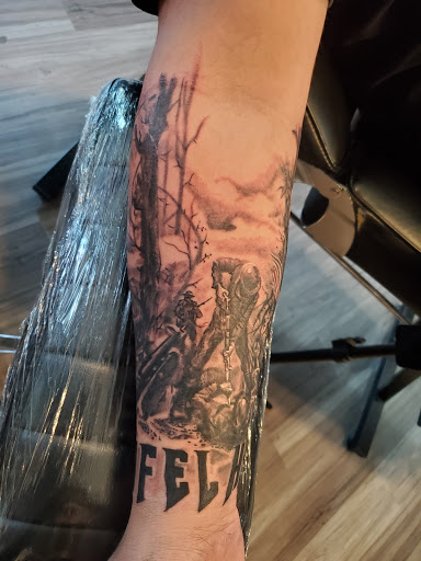 Tattoo Shop «Surreal Tattoo Studio - Kansas City Tattoo Shop», reviews and photos, 1222 W 39th St, Kansas City, MO 64111, USA