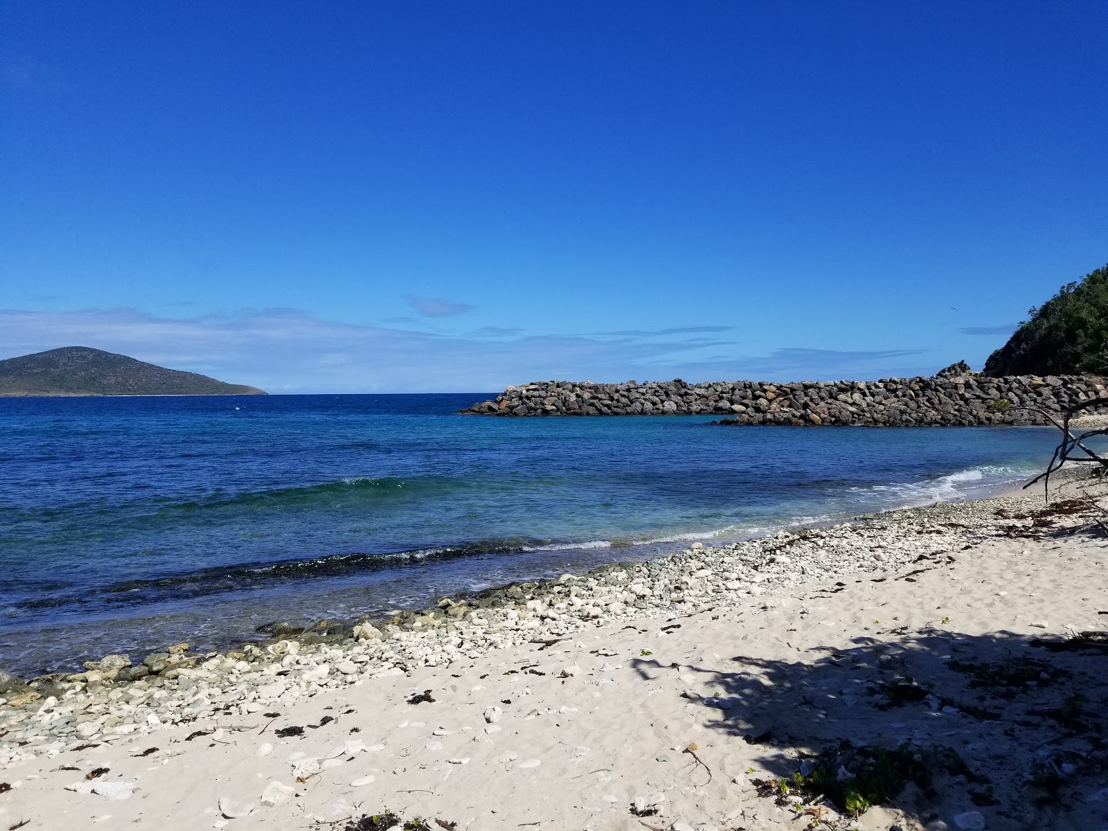 Foto di Mandahl Bay beach con una superficie del sabbia luminosa e rocce