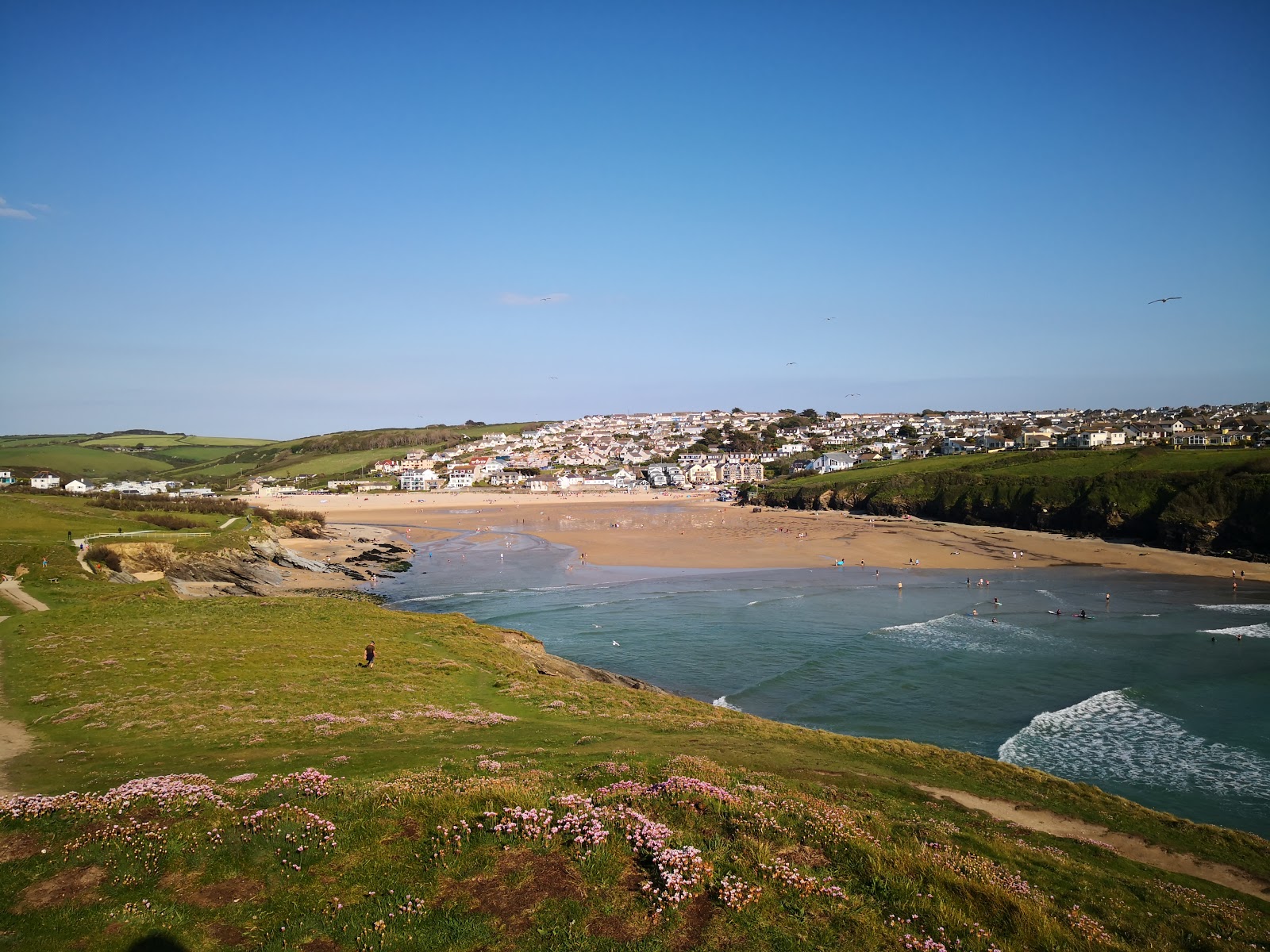 Foto di Spiaggia di Porth e l'insediamento