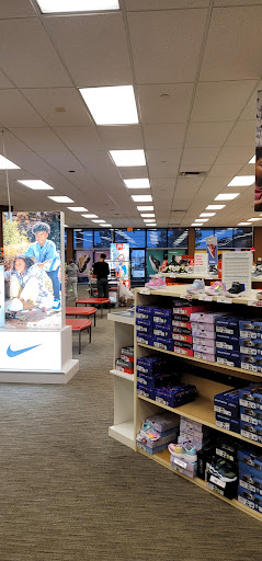 Shoe Store «Famous Footwear», reviews and photos, 31 Furlong Dr, Revere, MA 02151, USA