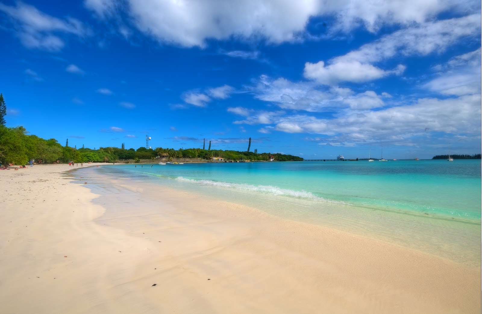 Foto af Kuto Strand med hvidt fint sand overflade