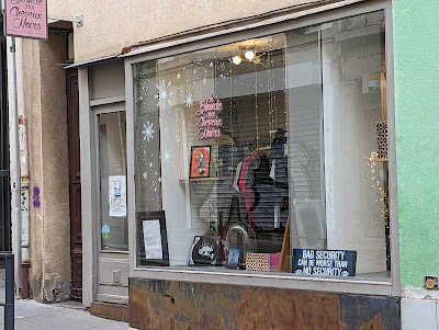 La blonde aux cheveux noirs à Saint-Étienne