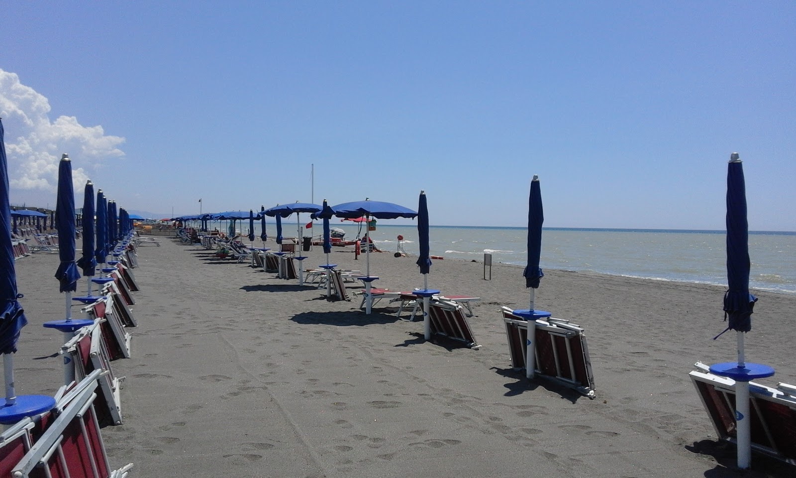 Foto van Spiaggia di Montalto di Castro met recht en lang