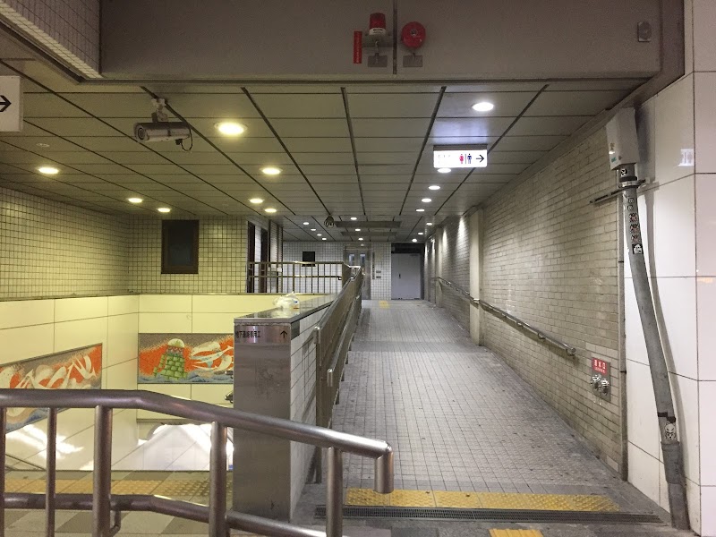 公衆トイレ（JR和歌山駅西口）