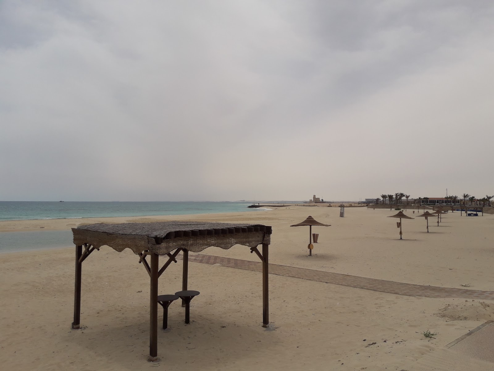 Φωτογραφία του Al-Hamra Beach παροχές περιοχής