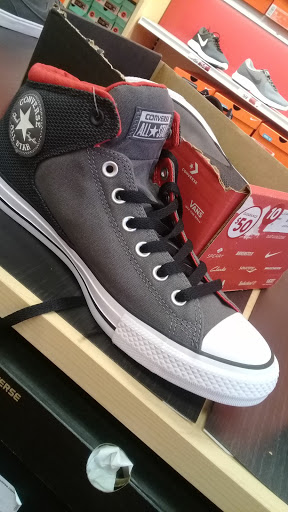 Shoe Store «Famous Footwear Outlet», reviews and photos, 651 Kapkowski Rd, Elizabeth, NJ 07201, USA