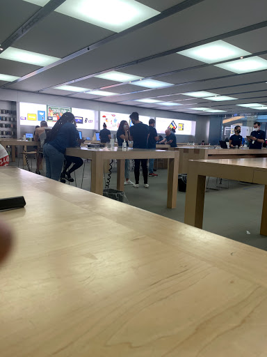 Computer Store «Apple Somerset», reviews and photos, 2800 W Big Beaver Rd, Troy, MI 48084, USA