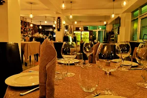 Avanti Restaurant And Wine Bar image