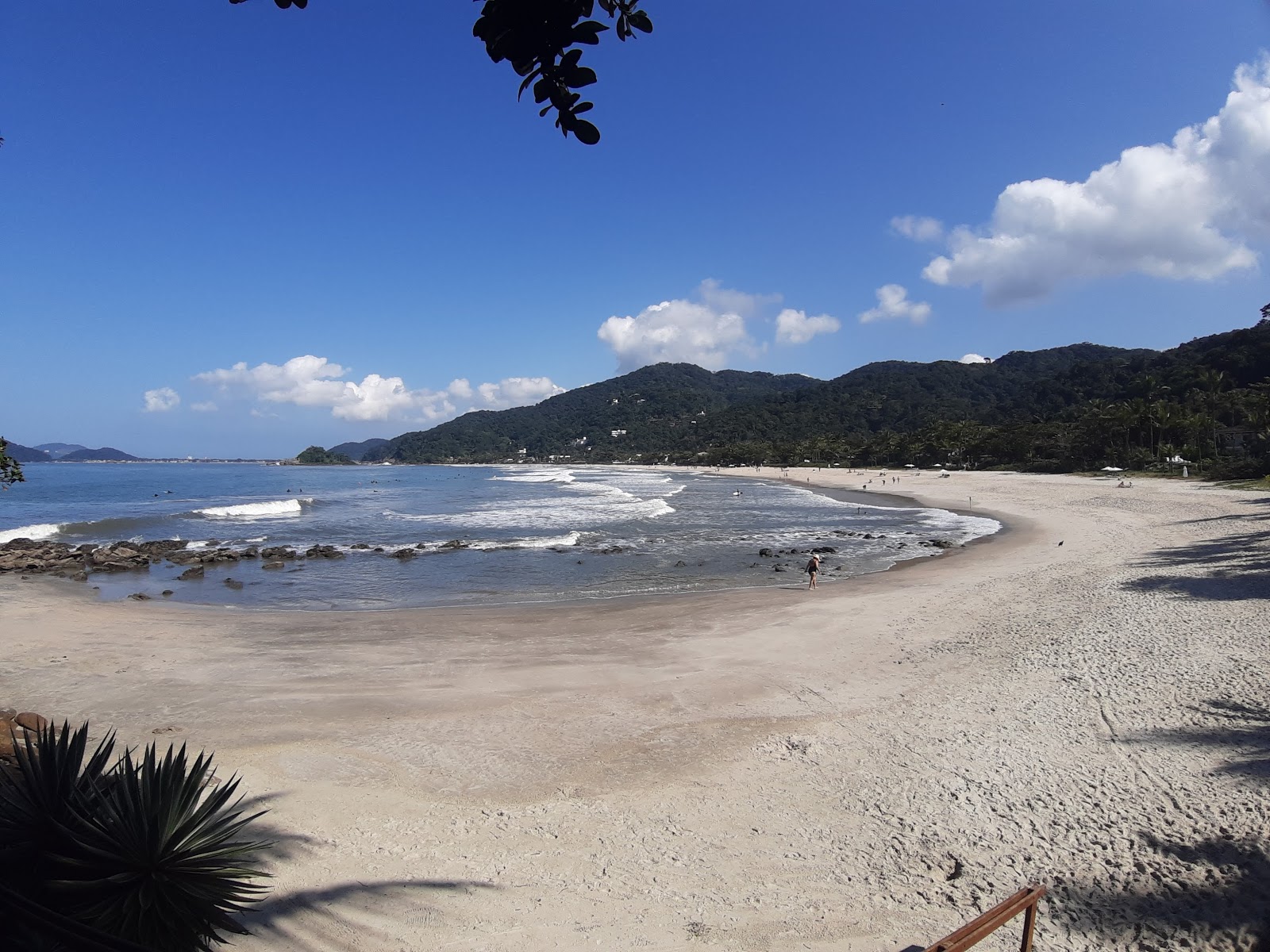 Foto de Playa de Sao Pedro con arena brillante superficie