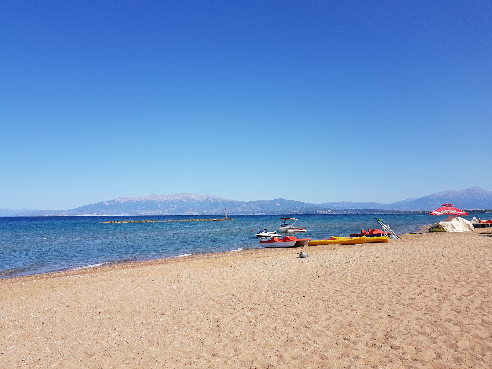 Foto van Paralia Kalamakiou met turquoise puur water oppervlakte