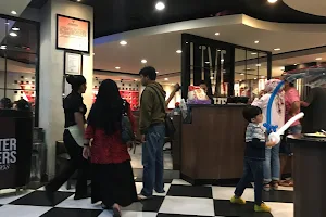 Pizza Hut Restoran - Ratu Indah Mall Makassar image