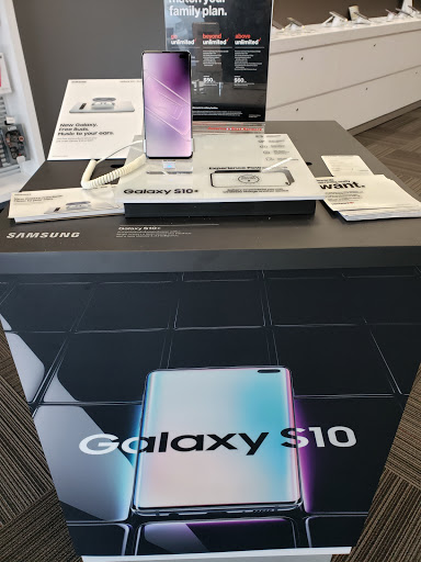 Cell Phone Store «Verizon Authorized Retailer / RW - Guilford CT», reviews and photos, 1919 Boston Post Rd #202, Guilford, CT 06437, USA