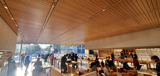 Apple Broadway Plaza image