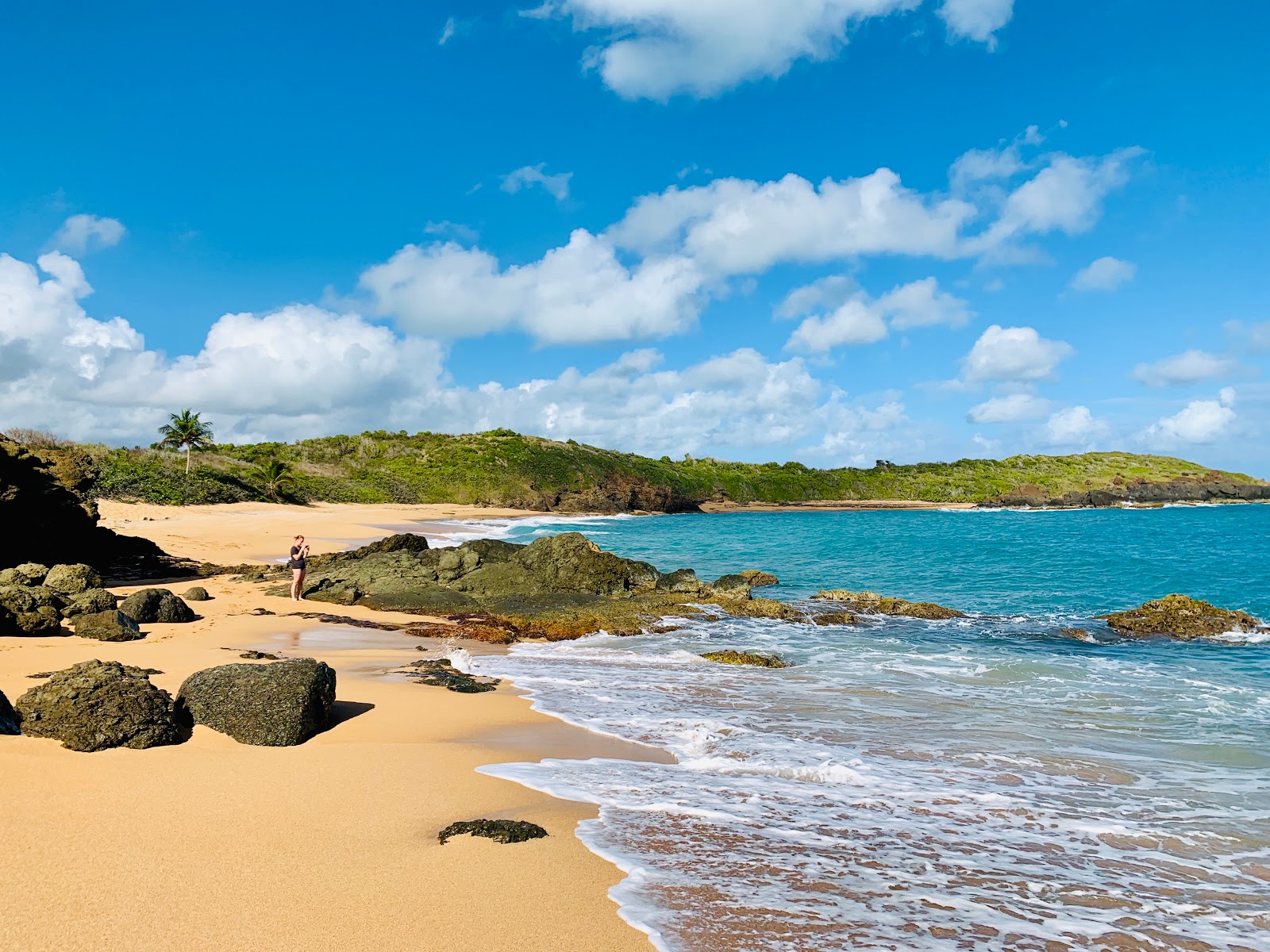 Foto de Playa Colora com areia bege superfície