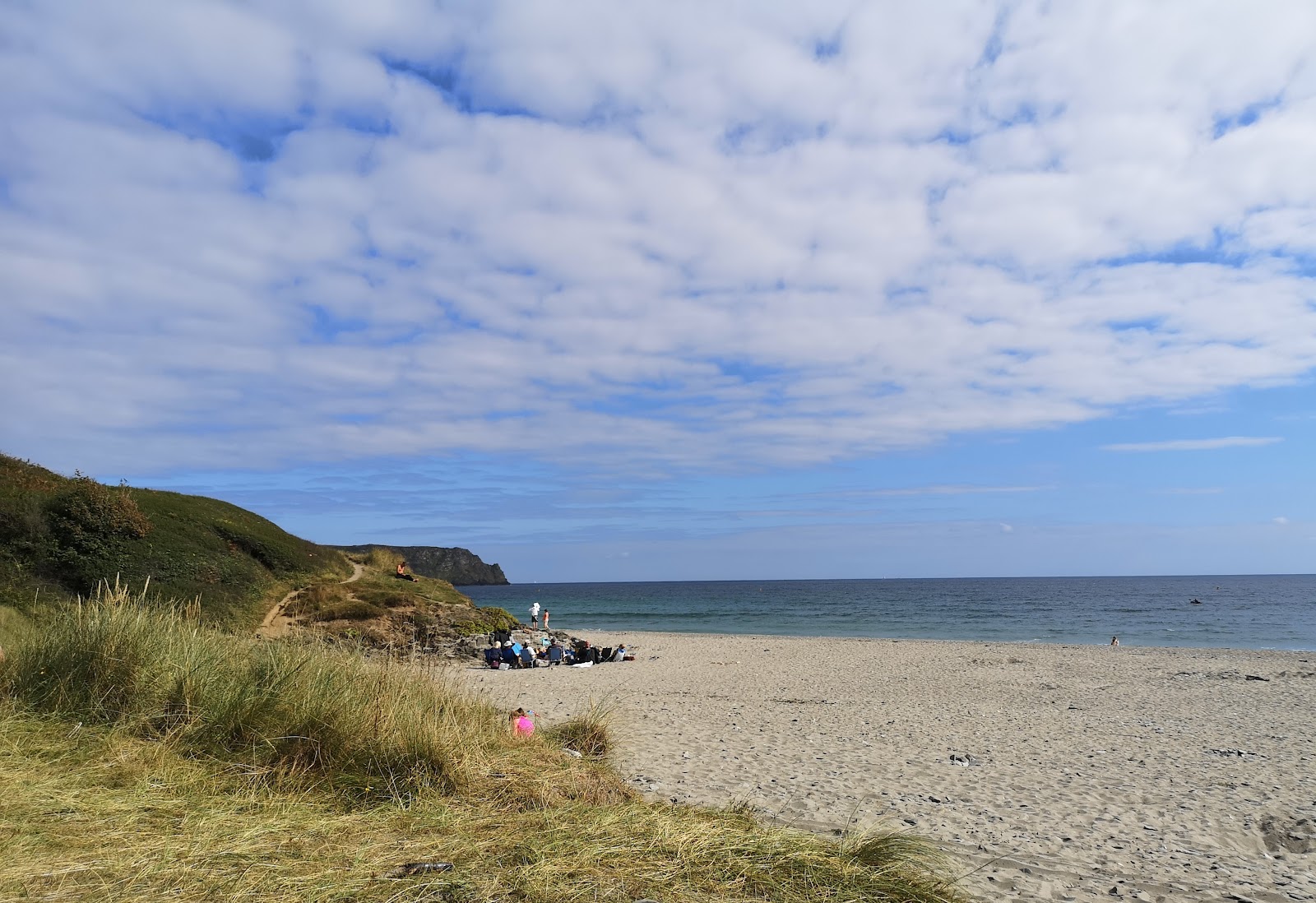 Foto de Pendower Beach - lugar popular entre os apreciadores de relaxamento