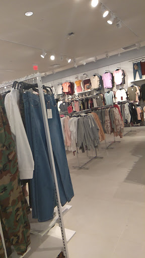 Clothing Store «F21 RED», reviews and photos, 121 Pavilion Pkwy A, Fayetteville, GA 30214, USA