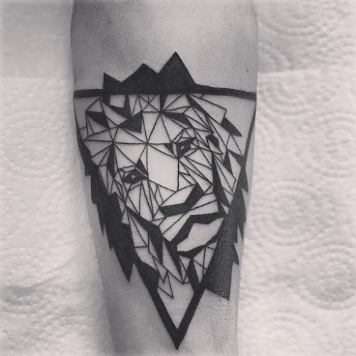 Painful Sting Tattoo - Tetoválószalon