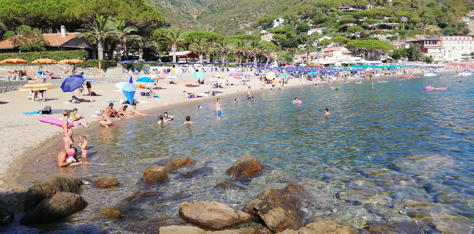 Foto av Morfone beach omgiven av klippor