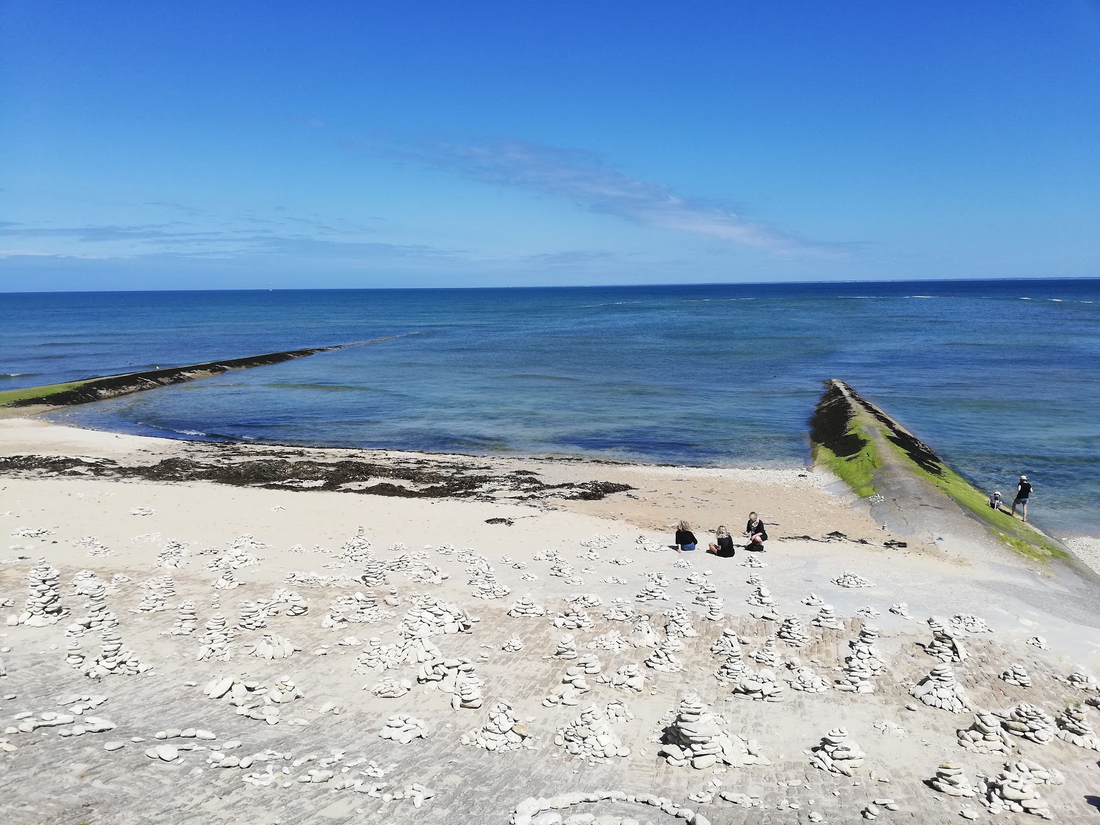 Foto von Saint Clement beach mit mittlere buchten