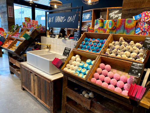 Cosmetics Store «LUSH Fresh Handmade Cosmetics», reviews and photos, 51 Oakbrook Center, Oak Brook, IL 60523, USA